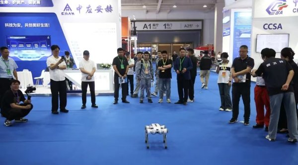 一点钱程 巡检机器人、救援无人机、微通道反应器……这场展会的安全应急数字化智能装备被围观