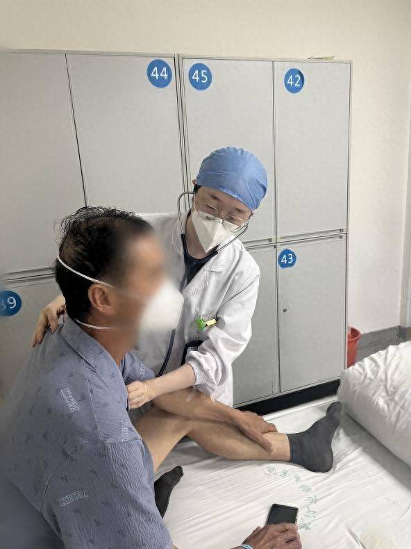 蜗牛配资 武汉：小小螨虫放倒钓鱼翁 野外草地坐卧后发烧头痛需警惕